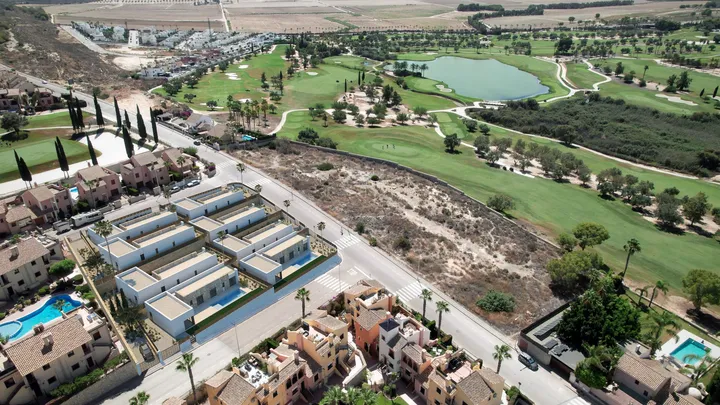 Vue aérienne (rendu) des huit villas avec leurs piscines, à côté du golf de La Finca et de son lac
