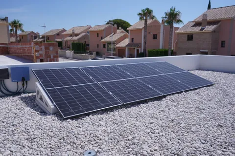 Panneaux solaires sur le toit de la villa témoin